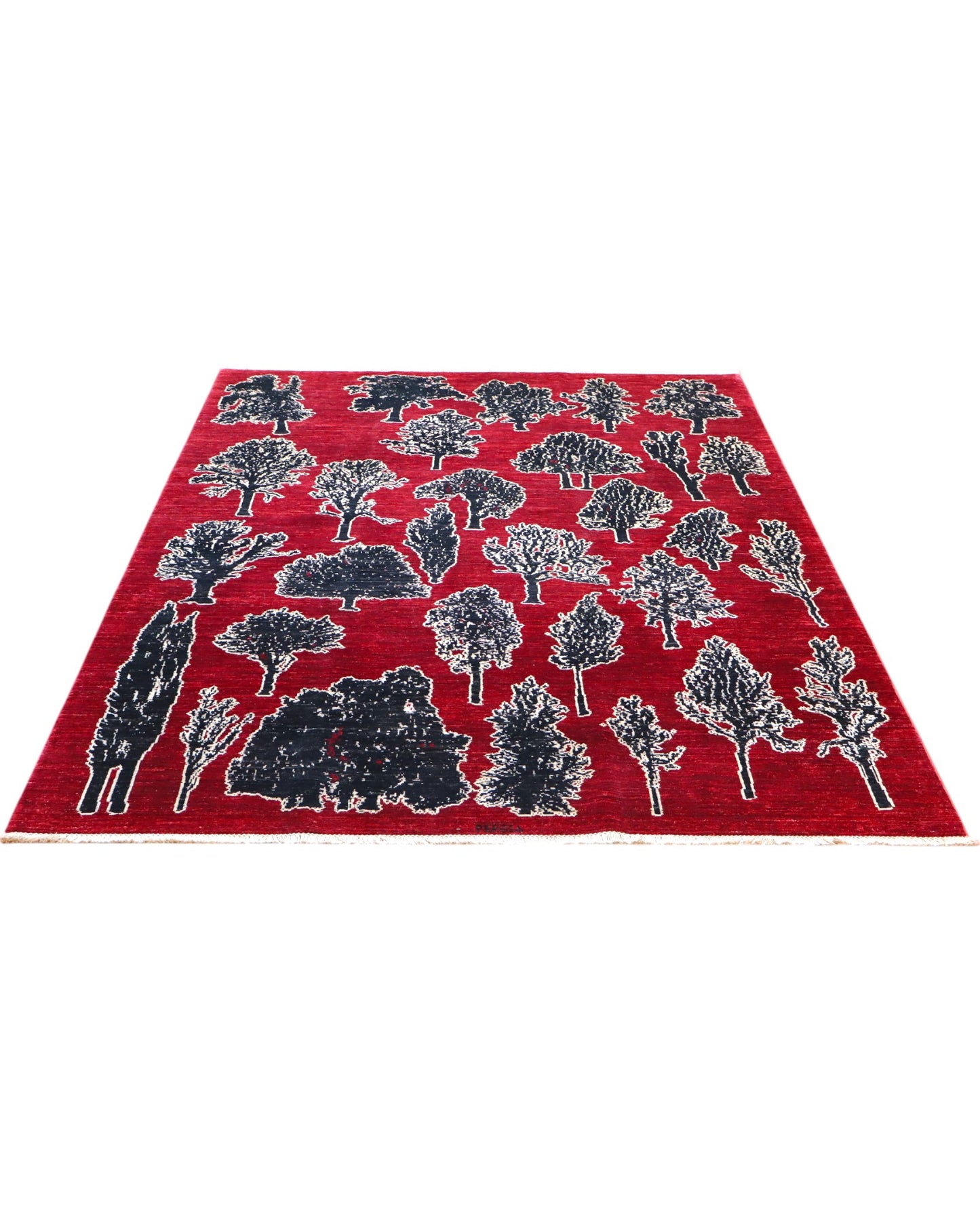 Tappeto moderno 238x178 cm Persia con alberi stilizzati neri e avorio su fondo rosso intenso. Annodato a mano in lana naturale.