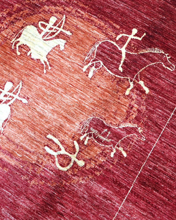 Tappeto moderno 232x180 cm con fondo bordeaux e decorazioni stilizzate di cavalli e figure, annodato a mano in lana e cotone, provenienza Persia.