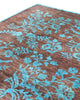 Tappeto moderno 242x180 cm Persia con fondo marrone e motivi floreali turchesi, annodato a mano in lana e cotone.