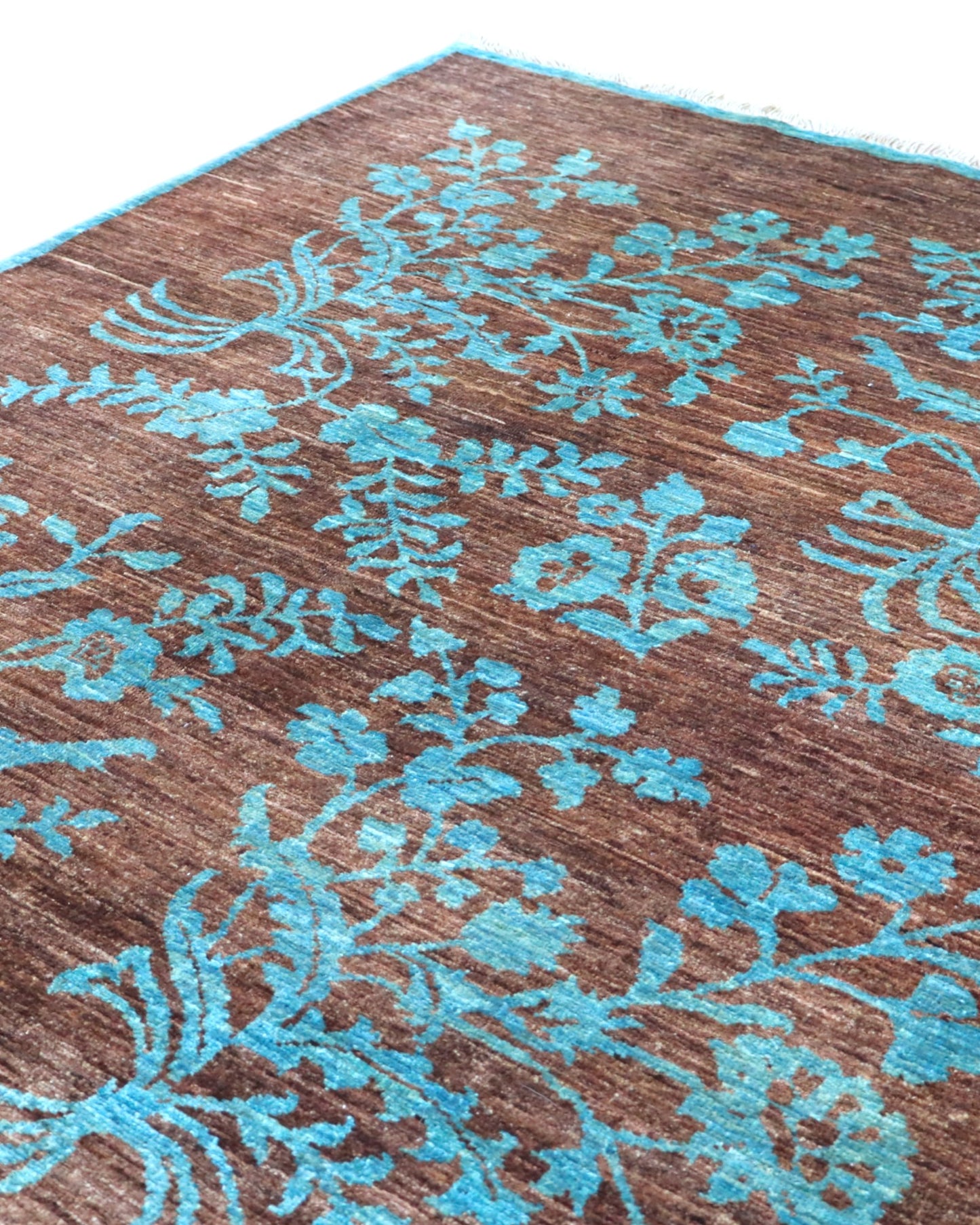 Tappeto moderno 242x180 cm Persia con fondo marrone e motivi floreali turchesi, annodato a mano in lana e cotone.