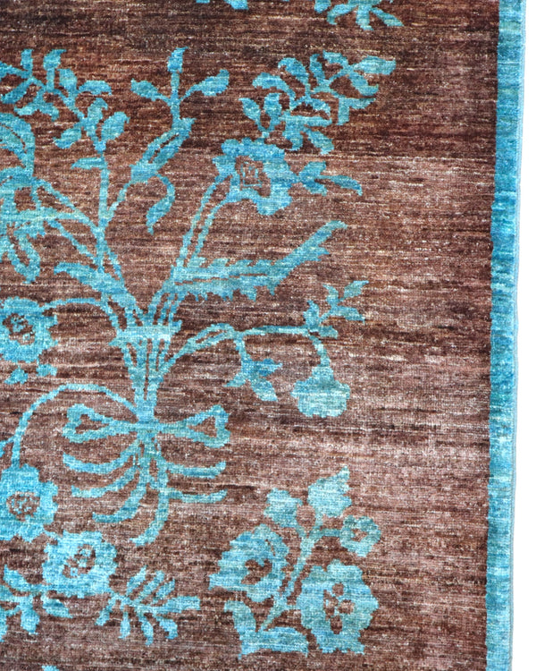 Tappeto moderno 242x180 cm Persia con fondo marrone e motivi floreali turchesi, annodato a mano in lana e cotone.