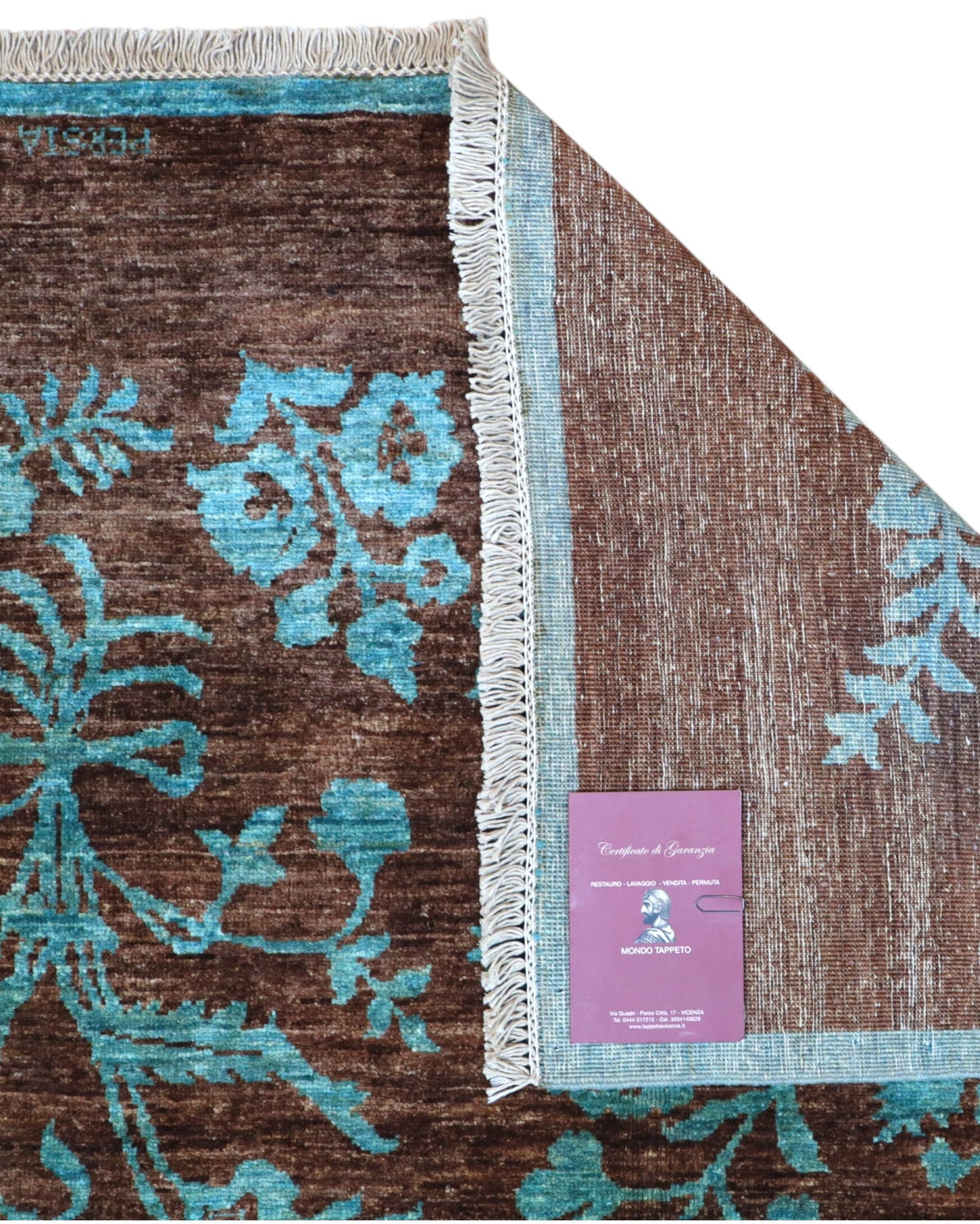 Tappeto moderno 242x180 cm Persia con fondo marrone e motivi floreali turchesi, annodato a mano in lana e cotone.