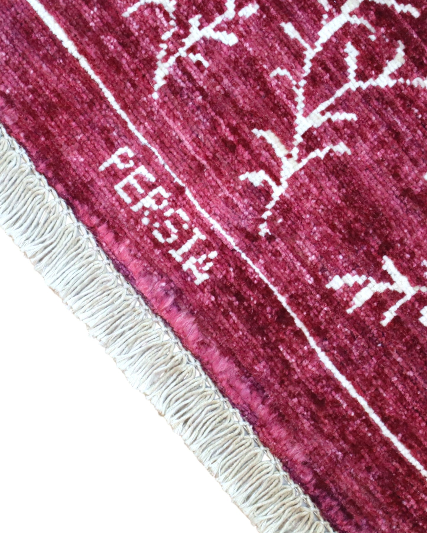 Tappeto moderno 225x178 cm Persia con fondo bordeaux e motivi floreali in avorio, annodato a mano in lana e cotone.