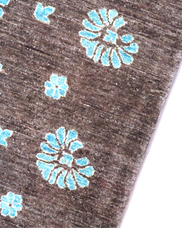 Tappeto moderno 240x174 cm con fondo marrone e motivi floreali azzurri, annodato a mano in lana e cotone, provenienza Persia.