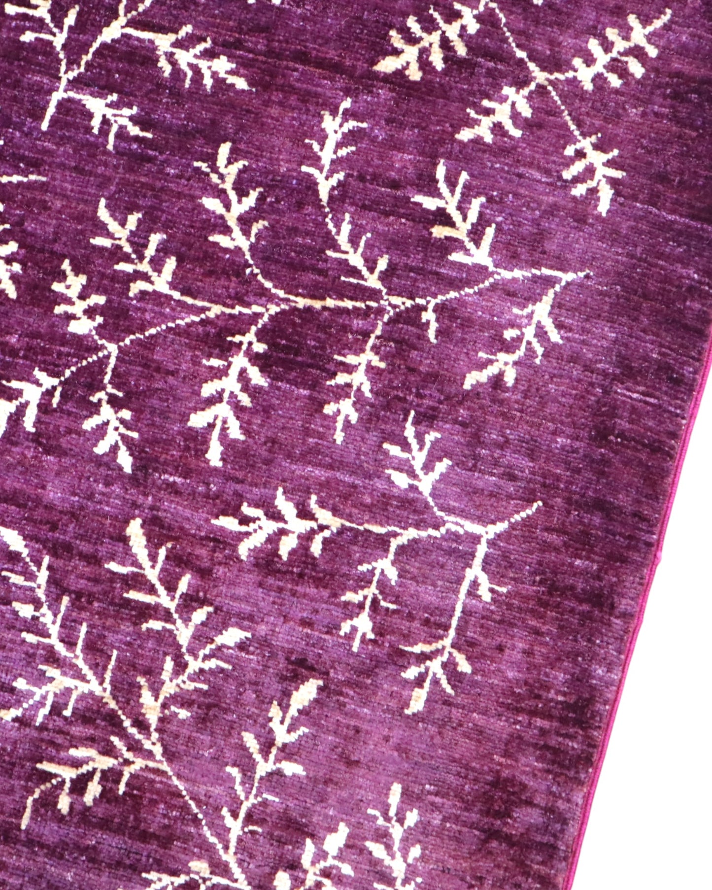 Tappeto moderno 237x177 cm con fondo viola e motivi floreali ramificati in avorio, annodato a mano in lana e cotone, provenienza Persia.