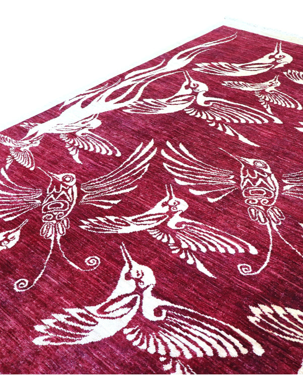 Tappeto moderno 233x177 cm Persia con fondo bordeaux e motivi di uccelli in avorio, annodato a mano in lana e cotone.