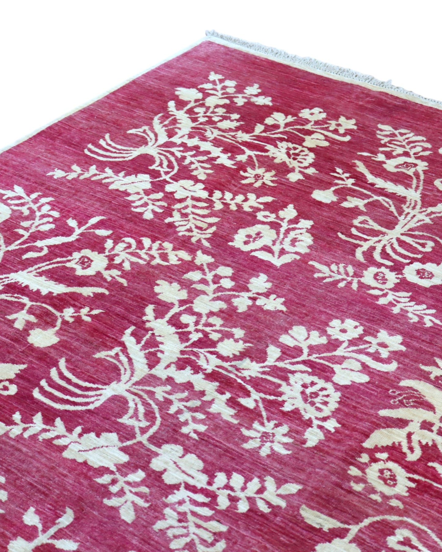 Tappeto moderno 225x178 cm Persia con fondo bordeaux e motivi floreali in avorio, annodato a mano in lana e cotone.