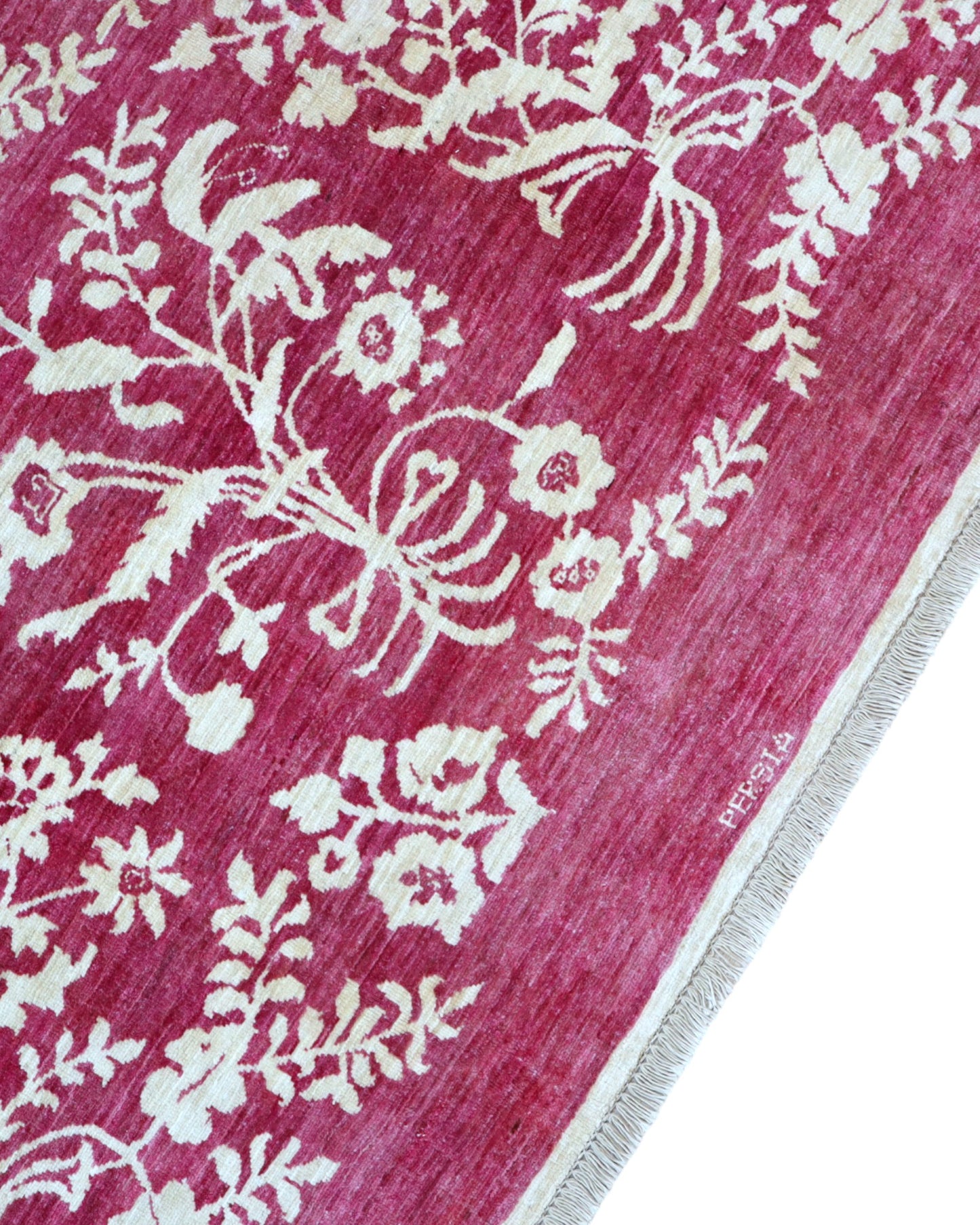 Tappeto moderno 225x178 cm Persia con fondo bordeaux e motivi floreali in avorio, annodato a mano in lana e cotone.