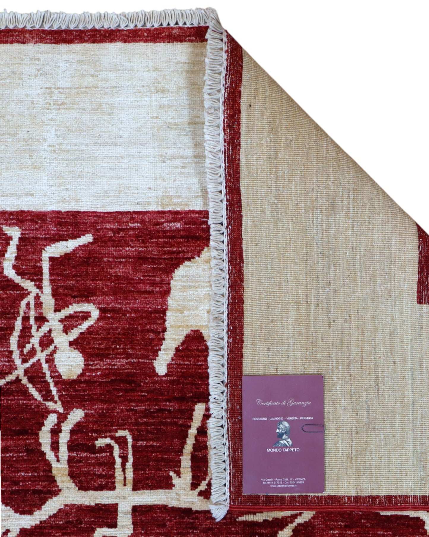 Tappeto moderno 228x183 cm Persia con fondo bordeaux, figure stilizzate avorio e cornice beige, annodato a mano in lana e cotone.