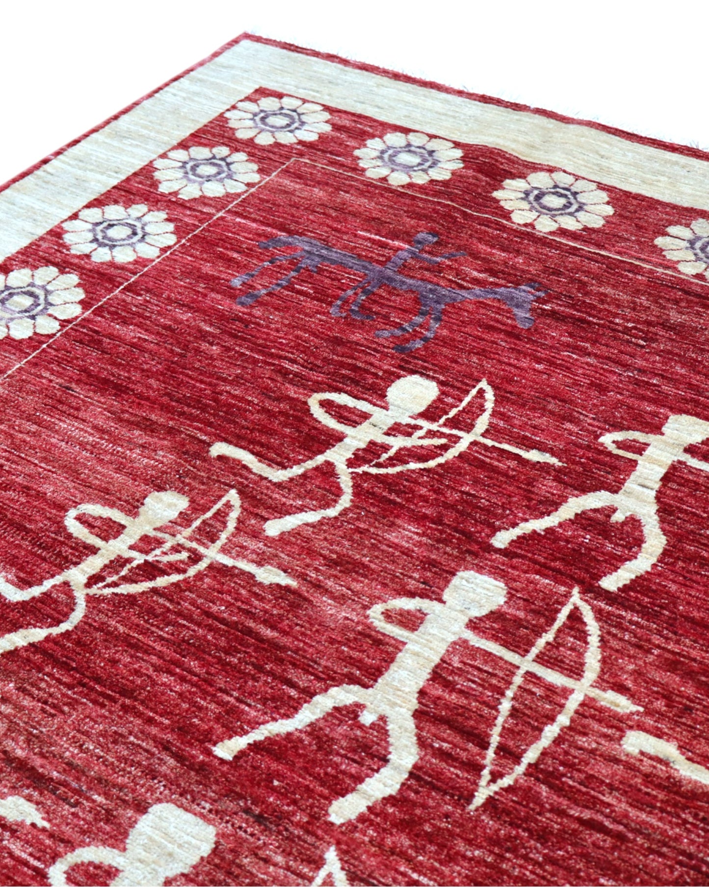 Tappeto moderno 230x172 cm Persia con fondo bordeaux, figure di arcieri in avorio e bordura floreale beige, annodato a mano in lana e cotone.