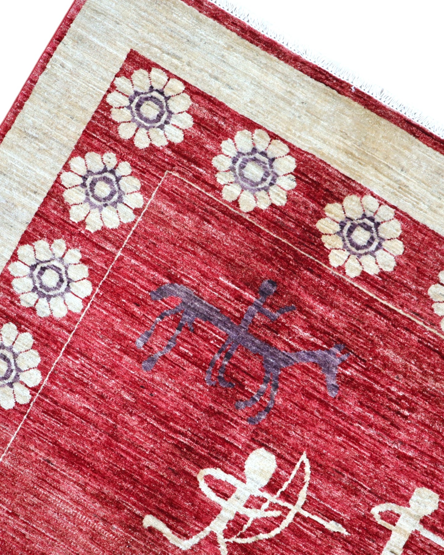 Tappeto moderno 230x172 cm Persia con fondo bordeaux, figure di arcieri in avorio e bordura floreale beige, annodato a mano in lana e cotone.