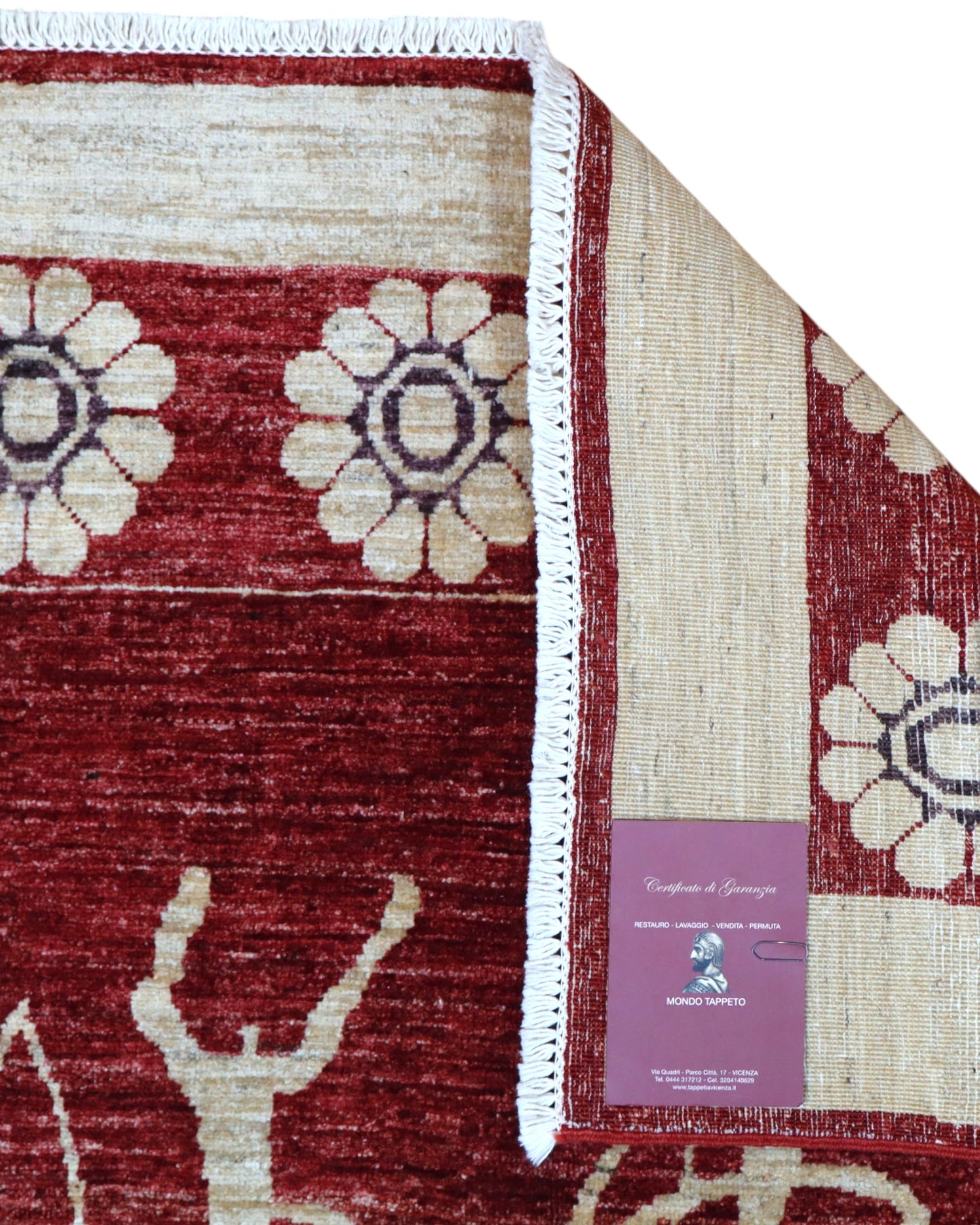 Tappeto moderno 230x172 cm Persia con fondo bordeaux, figure di arcieri in avorio e bordura floreale beige, annodato a mano in lana e cotone.