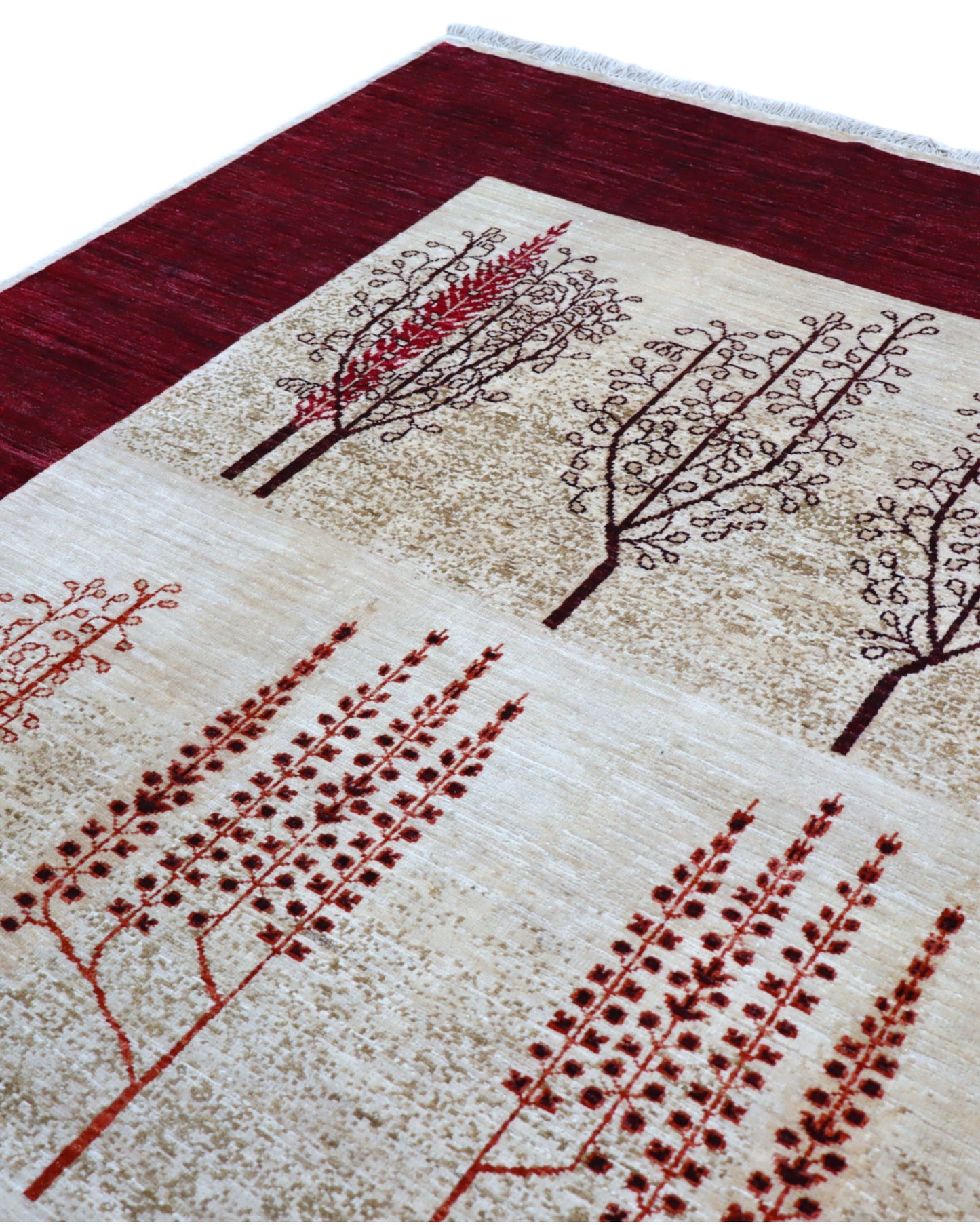 Tappeto moderno 226x186 cm Persia con fondo bordeaux e alberi stilizzati in rosso e marrone, annodato a mano in lana e cotone.
