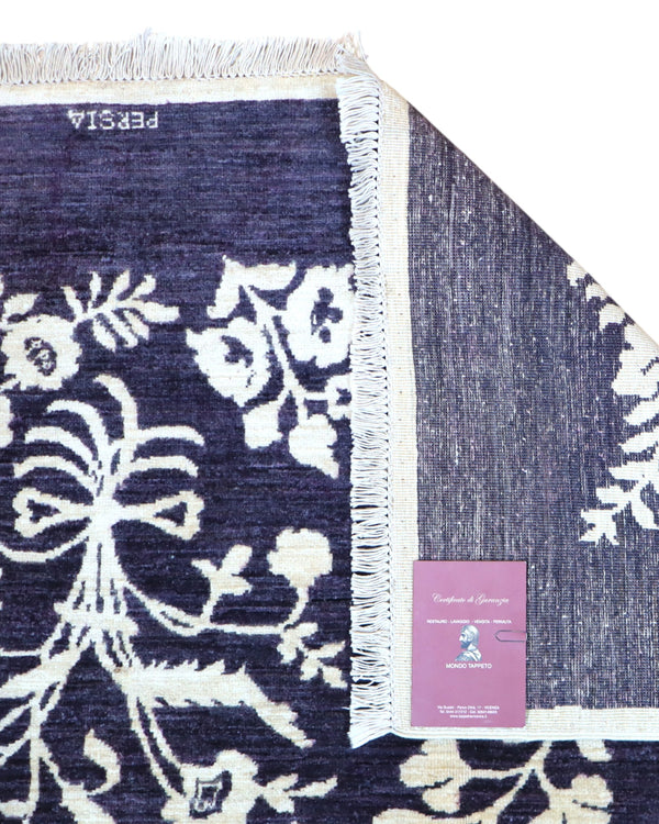 Tappeto moderno 228x176 cm Persia con fondo blu e motivi floreali avorio, annodato a mano in lana e cotone.