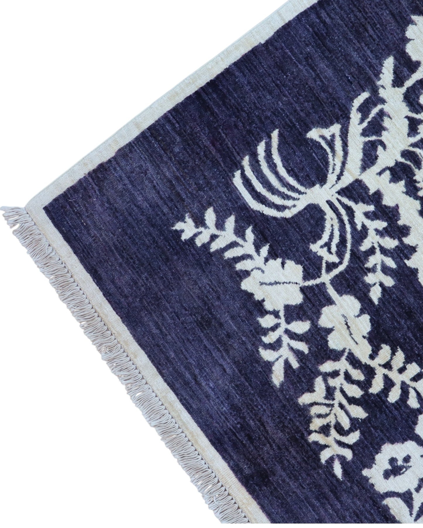 Tappeto moderno 228x176 cm Persia con fondo blu e motivi floreali avorio, annodato a mano in lana e cotone.