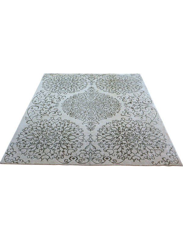 Tappeto moderno 235x177 cm Persia con fondo beige e motivi ornamentali ton sur ton, annodato a mano in lana e cotone.