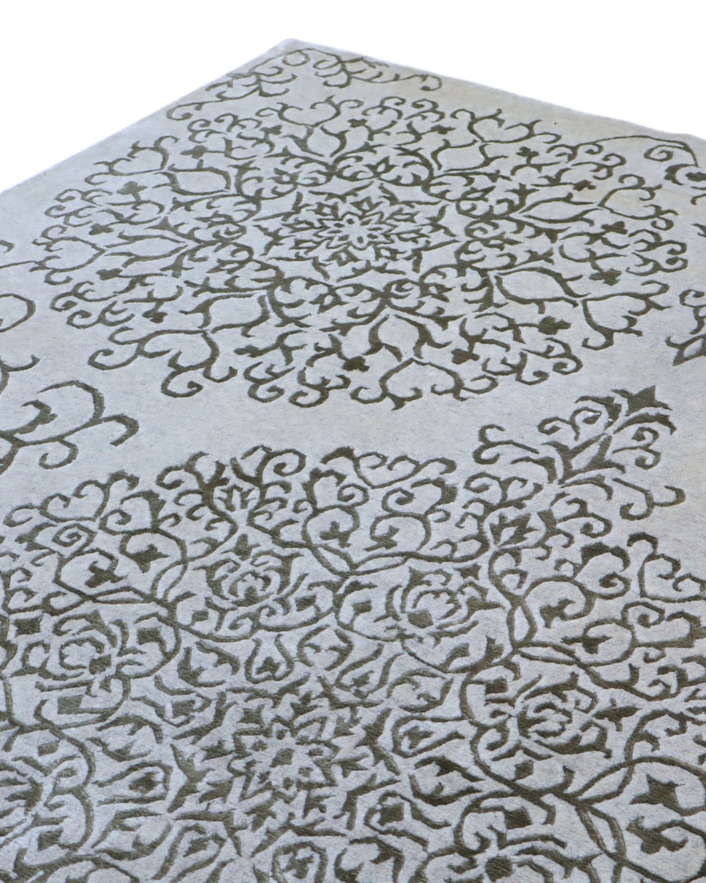 Tappeto moderno 235x177 cm Persia con fondo beige e motivi ornamentali ton sur ton, annodato a mano in lana e cotone.