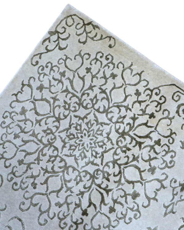 Tappeto moderno 235x177 cm Persia con fondo beige e motivi ornamentali ton sur ton, annodato a mano in lana e cotone.