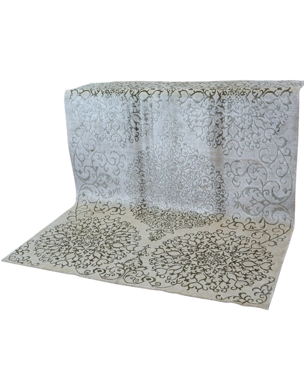 Tappeto moderno 235x177 cm Persia con fondo beige e motivi ornamentali ton sur ton, annodato a mano in lana e cotone.