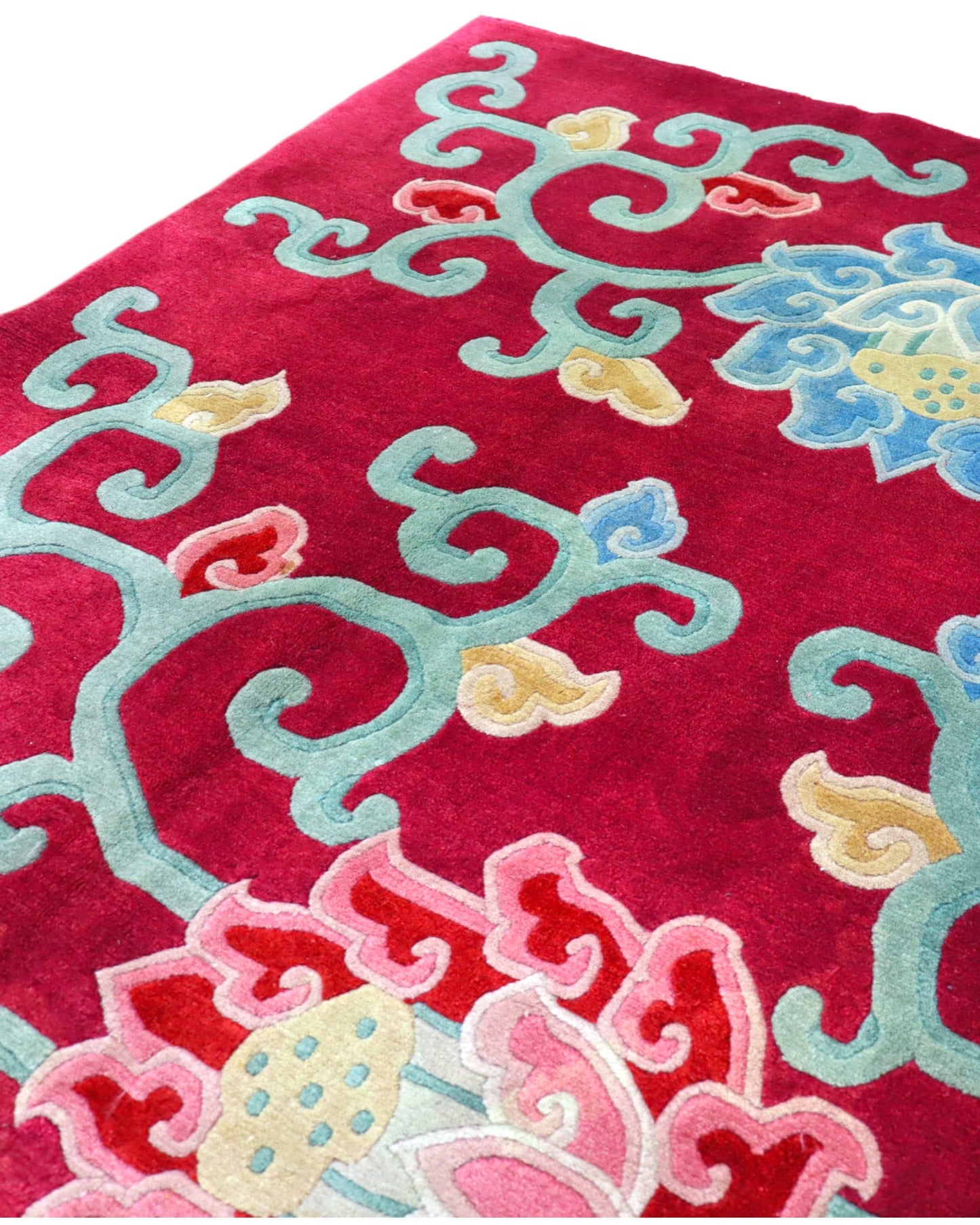 Tappeto tibetano annodato a mano 232x153cm con motivi floreali stilizzati multicolore su fondo bordeaux.