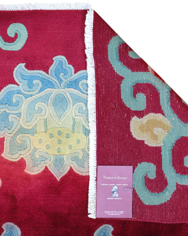 Tappeto tibetano annodato a mano 232x153cm con motivi floreali stilizzati multicolore su fondo bordeaux.