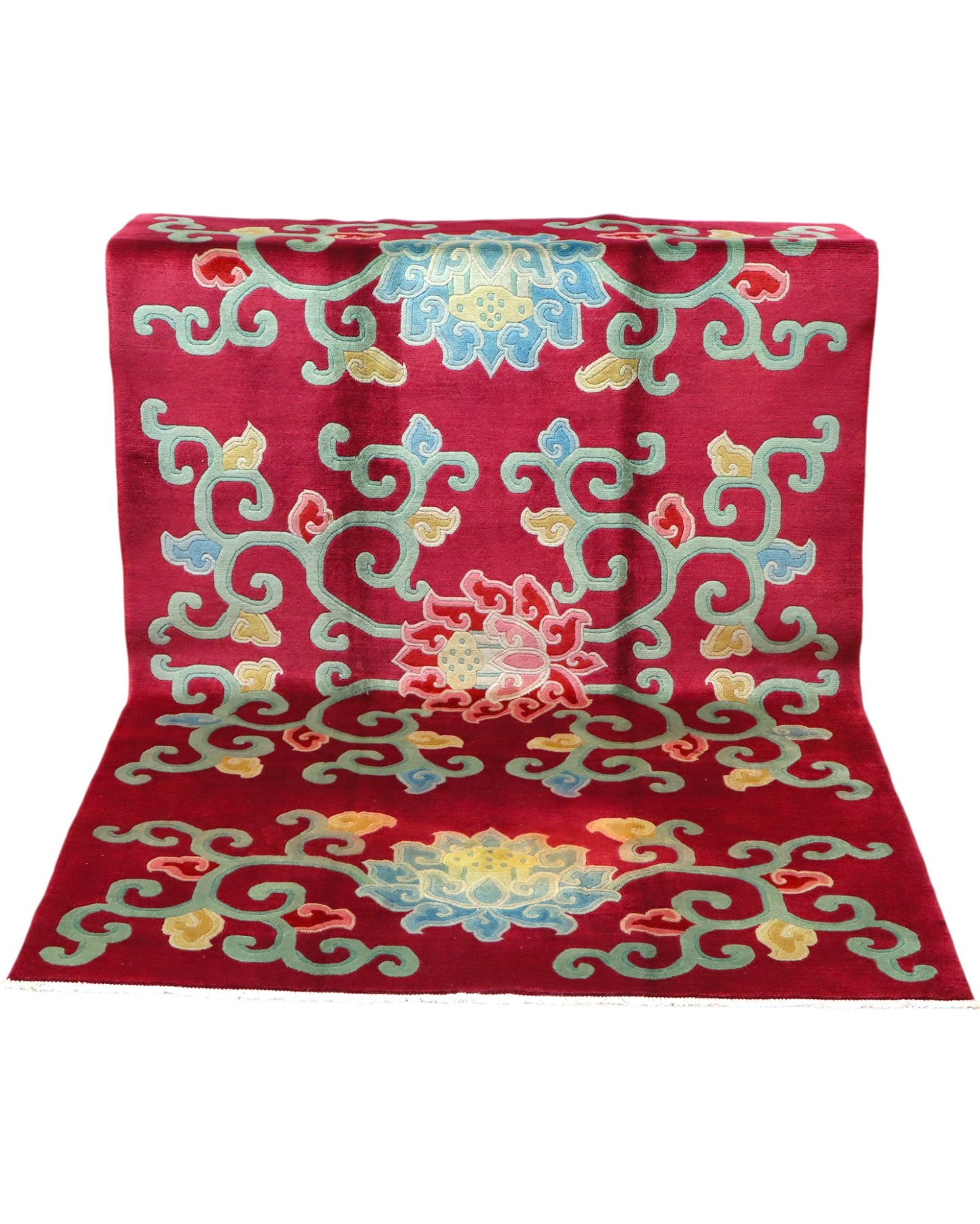 Tappeto tibetano annodato a mano 232x153cm con motivi floreali stilizzati multicolore su fondo bordeaux.