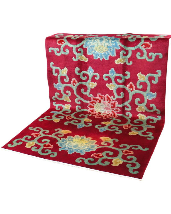 Tappeto tibetano annodato a mano 232x153cm con motivi floreali stilizzati multicolore su fondo bordeaux.