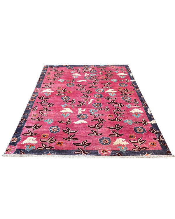 Tappeto moderno 234x176 cm con fondo rosa e motivi floreali in blu, verde e avorio, tramato ed annodato a mano, provenienza Afghanistan.