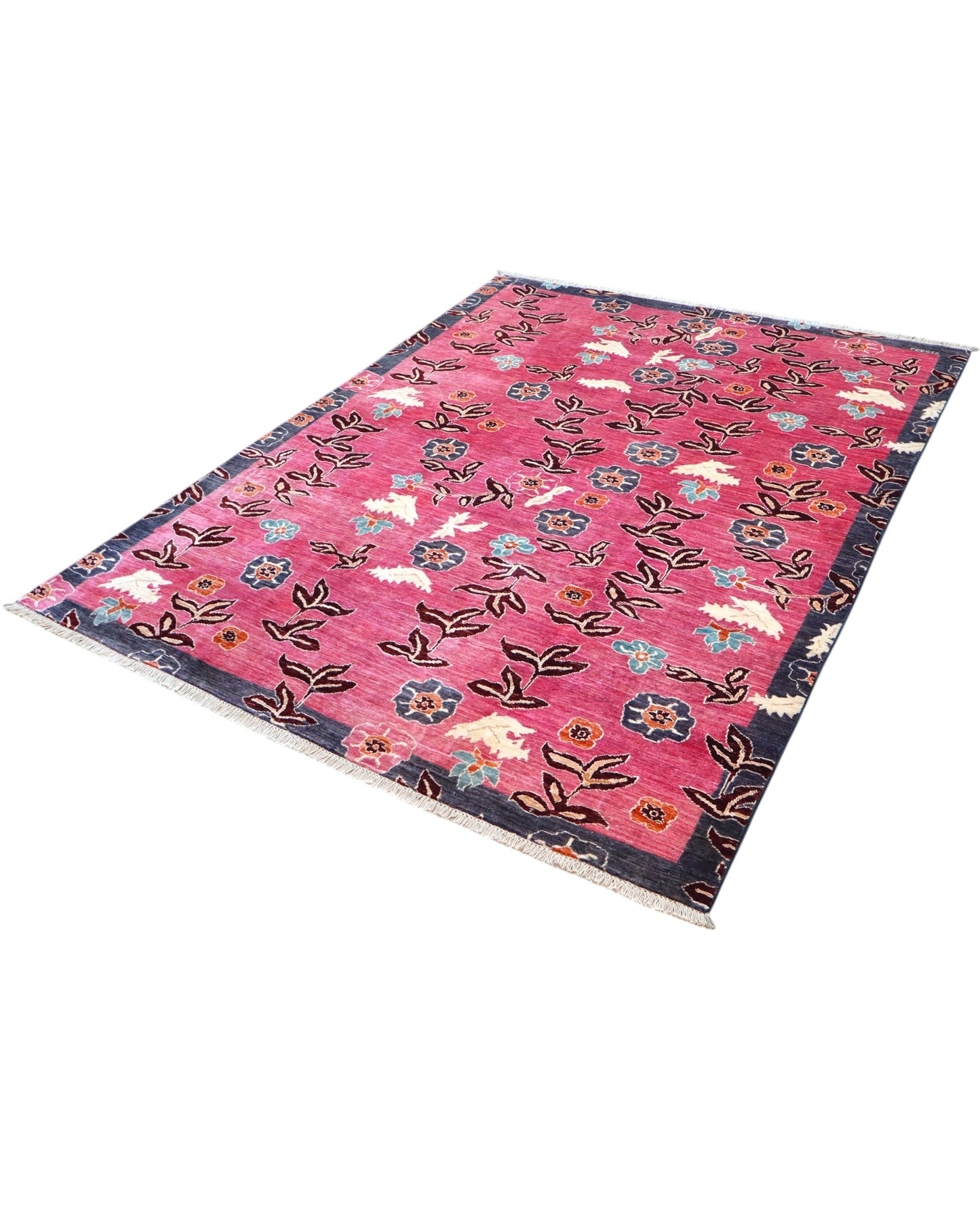 Tappeto moderno 234x176 cm con fondo rosa e motivi floreali in blu, verde e avorio, tramato ed annodato a mano, provenienza Afghanistan.