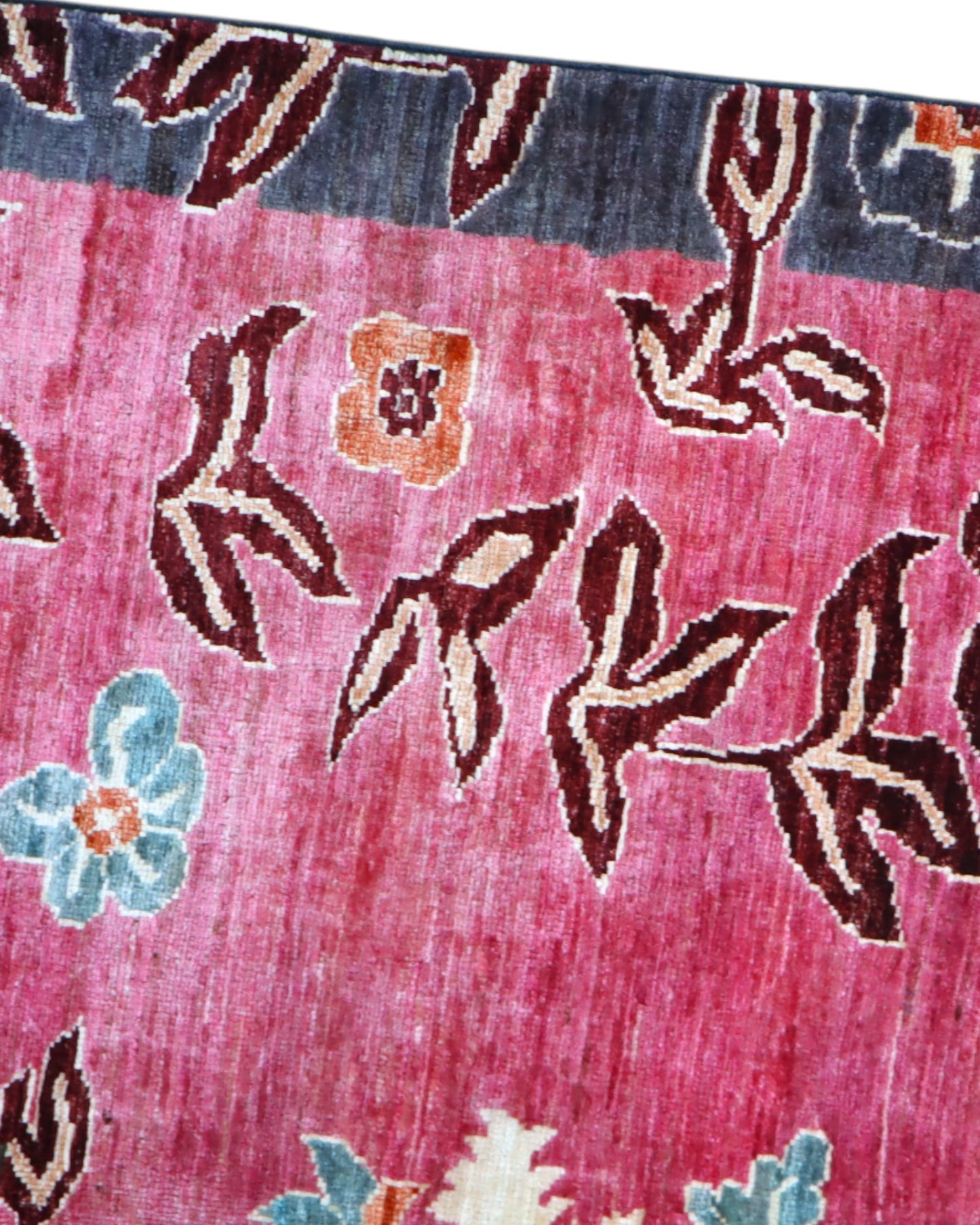 Tappeto moderno 234x176 cm con fondo rosa e motivi floreali in blu, verde e avorio, tramato ed annodato a mano, provenienza Afghanistan.