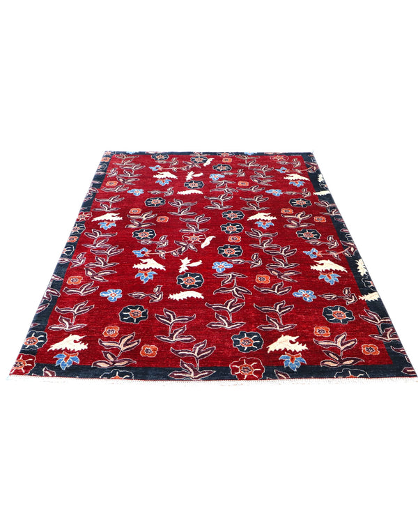 Tappeto moderno 247x180 cm con fondo bordeaux e motivi floreali stilizzati, annodato a mano in lana e cotone, provenienza Afghanistan.