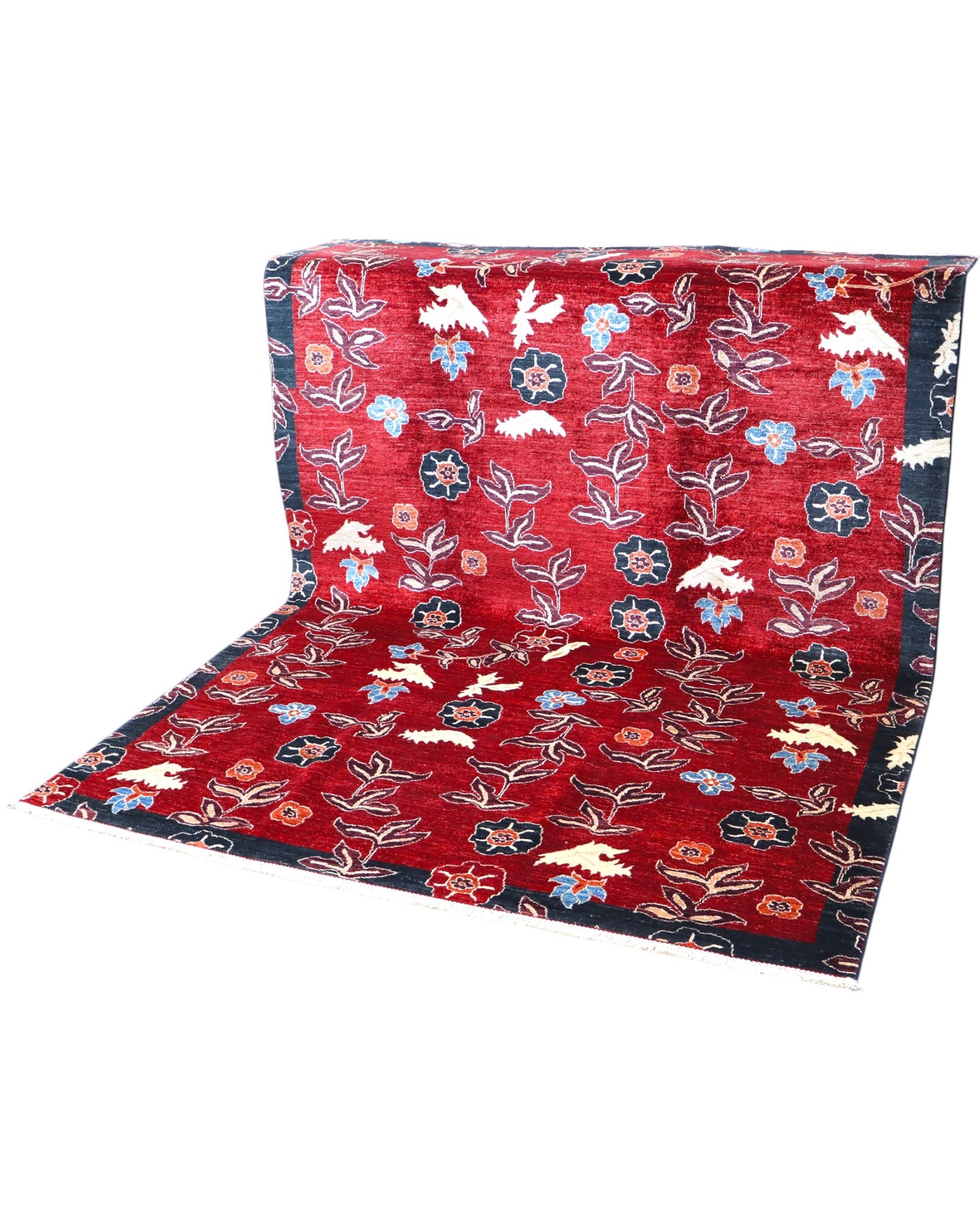 Tappeto moderno 247x180 cm con fondo bordeaux e motivi floreali stilizzati, annodato a mano in lana e cotone, provenienza Afghanistan.