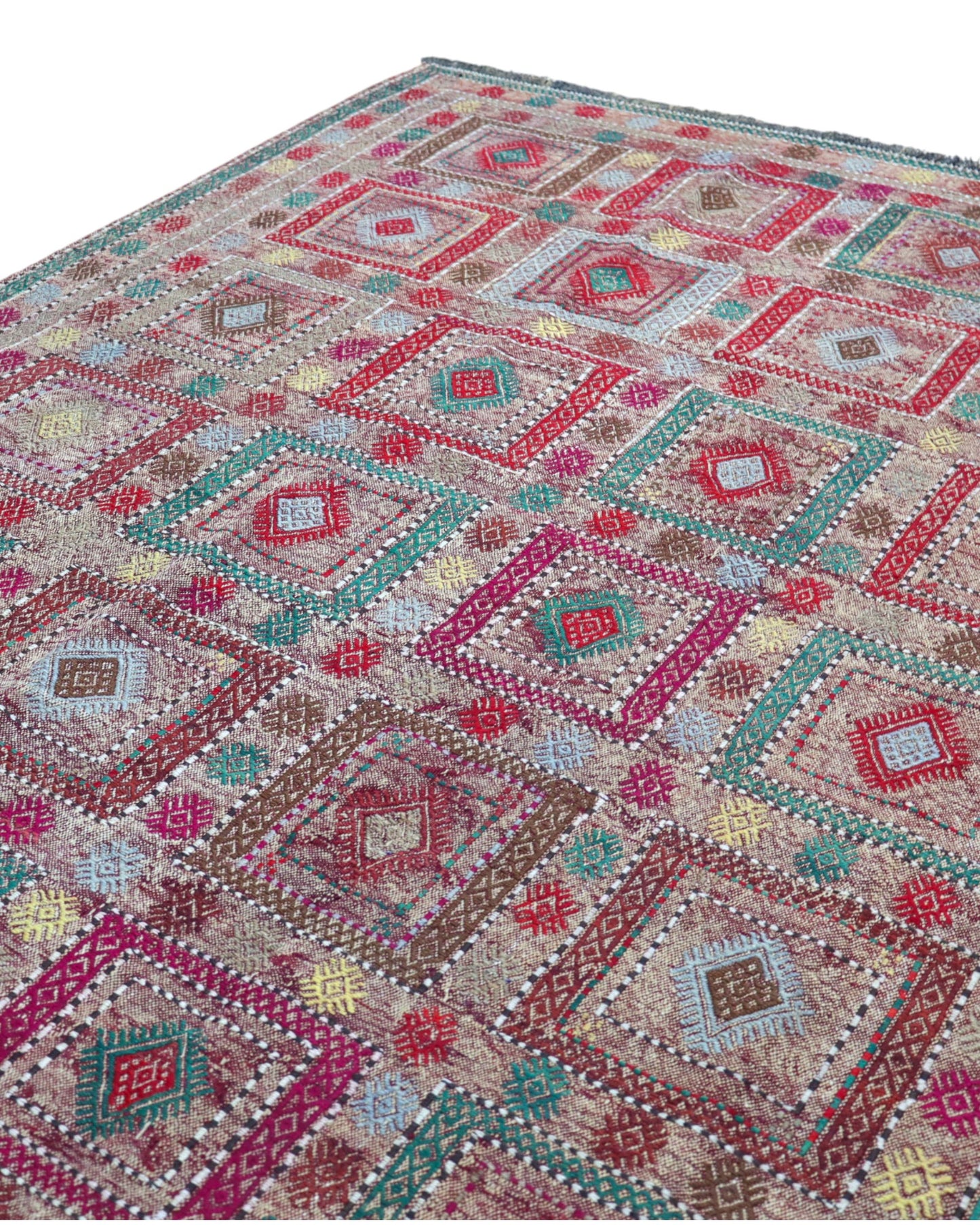 Tappeto kilim armeno 265x175 cm con fondo naturale e motivi geometrici multicolore, annodato a mano in lana e cotone, provenienza Armenia.
