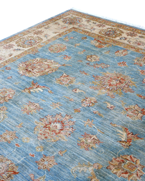 Tappeto Ziegler 298x200 cm con fondo azzurro, motivi floreali beige e oro e bordura chiara decorata, tramato ed annodato a mano, provenienza Afghanistan.