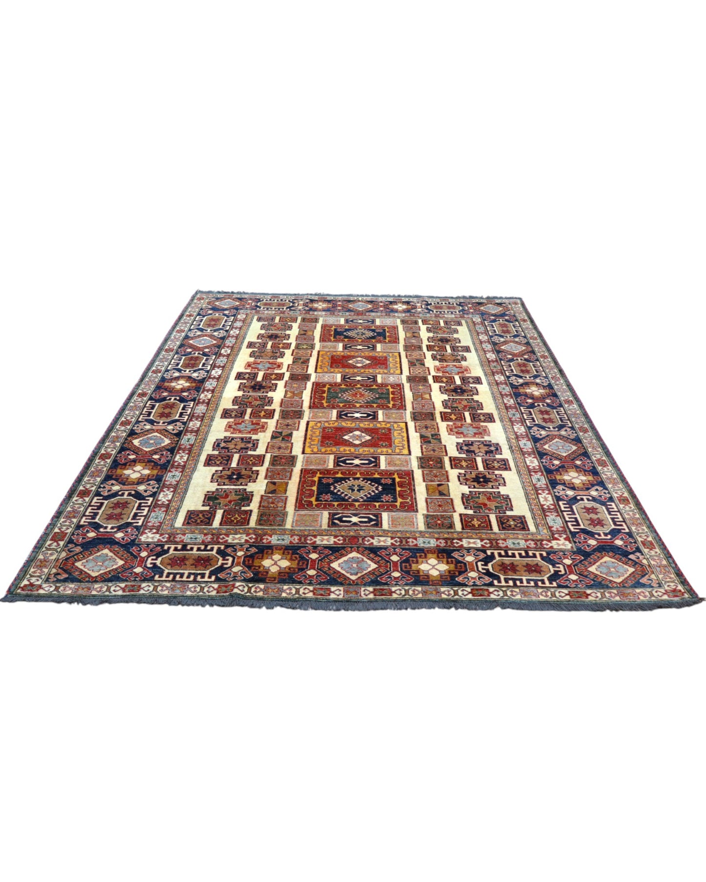 Tappeto Kazak 285x222 cm con fondo chiaro, motivi geometrici multicolore e bordure ricche, tramato ed annodato a mano, provenienza Caucaso.