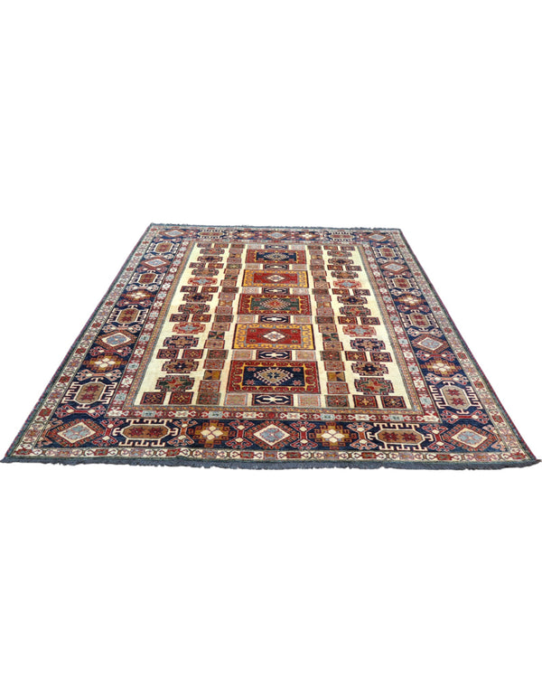 Tappeto Kazak 285x222 cm con fondo chiaro, motivi geometrici multicolore e bordure ricche, tramato ed annodato a mano, provenienza Caucaso.