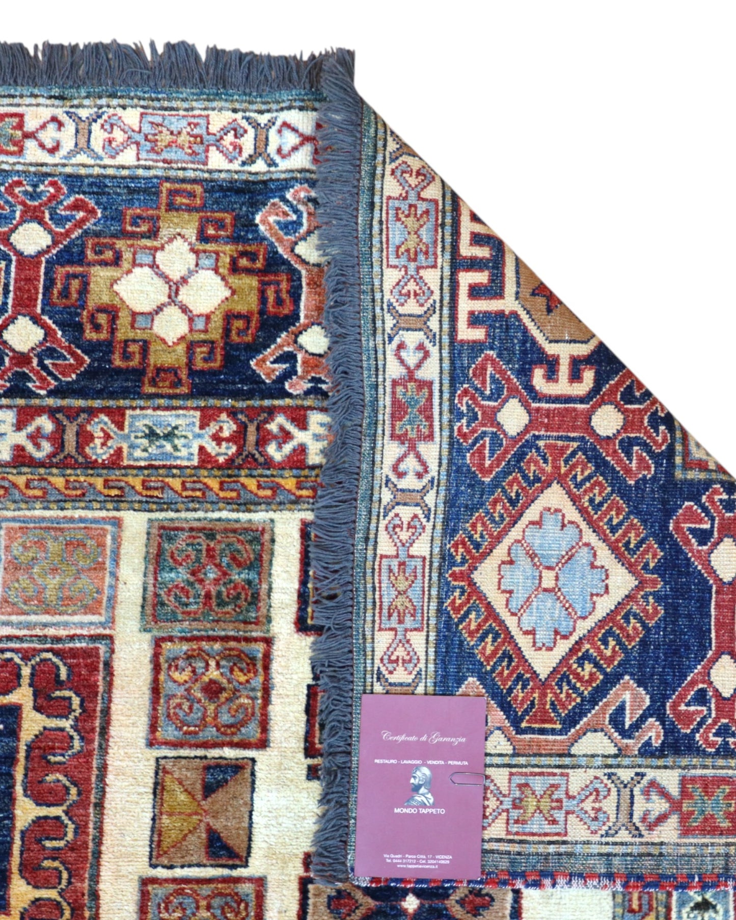 Tappeto Kazak 285x222 cm con fondo chiaro, motivi geometrici multicolore e bordure ricche, tramato ed annodato a mano, provenienza Caucaso.