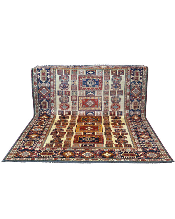 Tappeto Kazak 285x222 cm con fondo chiaro, motivi geometrici multicolore e bordure ricche, tramato ed annodato a mano, provenienza Caucaso.
