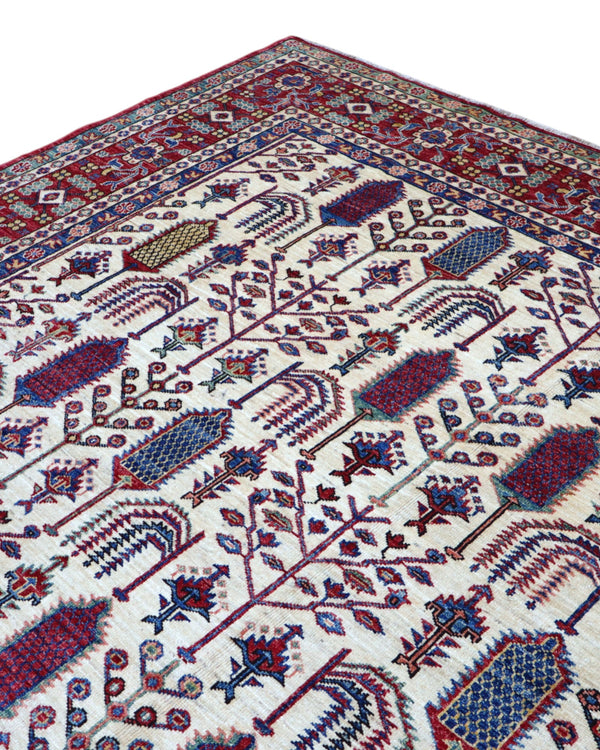 Tappeto Shirvan 209x230 cm con fondo avorio e motivi geometrici in rosso, blu, verde e giallo, tramato ed annodato a mano, provenienza Caucaso.