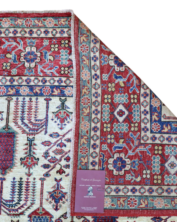 Tappeto Shirvan 209x230 cm con fondo avorio e motivi geometrici in rosso, blu, verde e giallo, tramato ed annodato a mano, provenienza Caucaso.