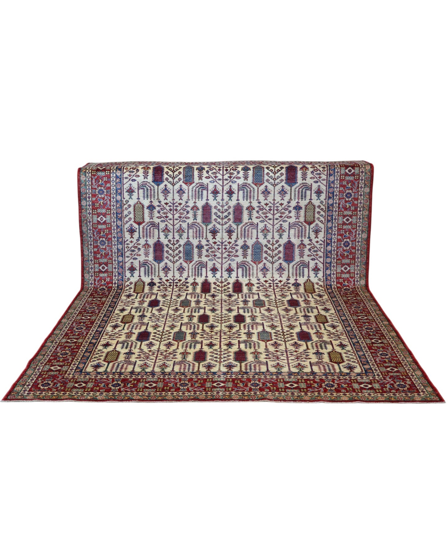 Tappeto Shirvan 209x230 cm con fondo avorio e motivi geometrici in rosso, blu, verde e giallo, tramato ed annodato a mano, provenienza Caucaso.