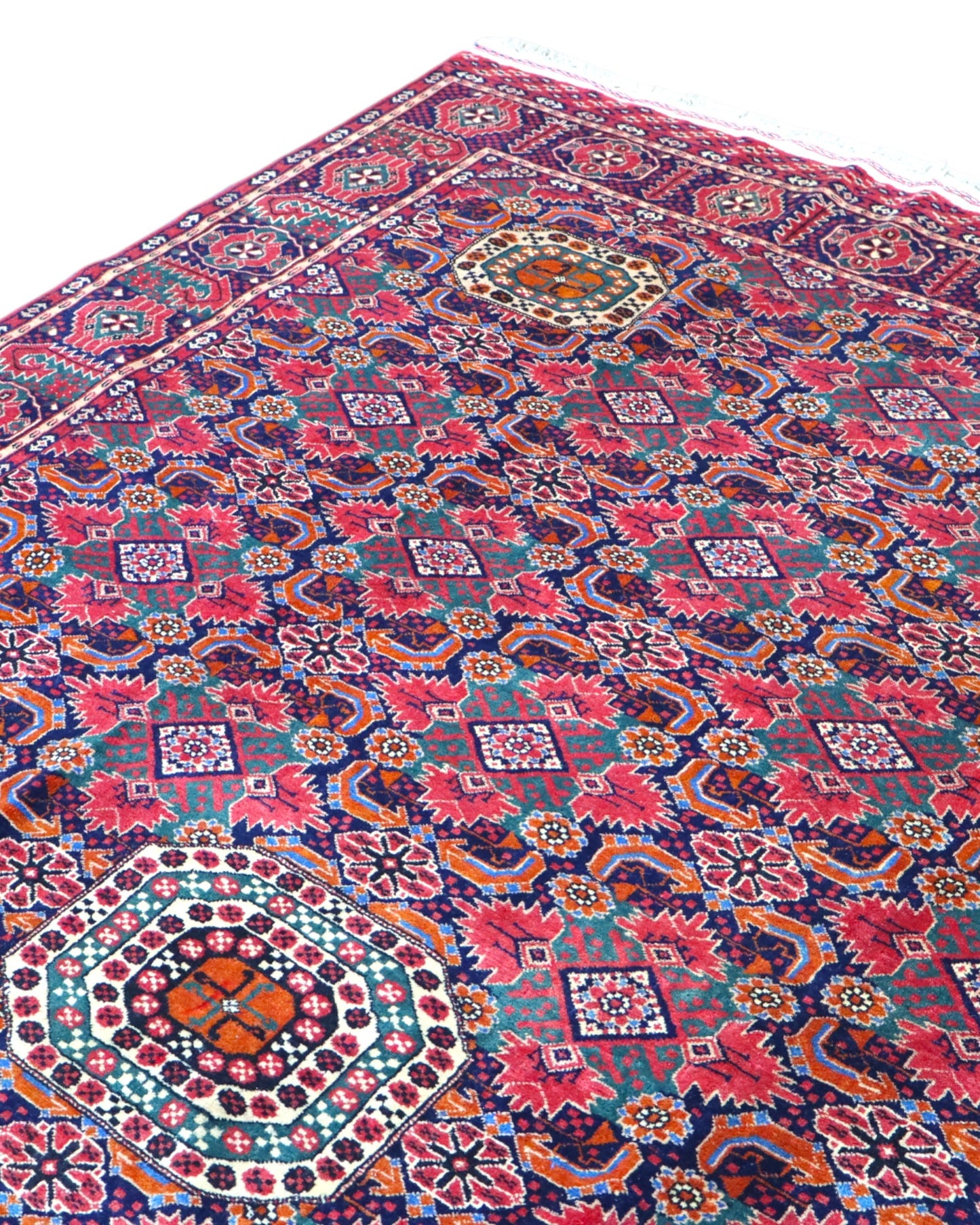 Tappeto Bukhara 300x200 cm con fondo rosa e blu, motivi geometrici e medaglioni stilizzati, tramato ed annodato a mano, provenienza Bukhara.