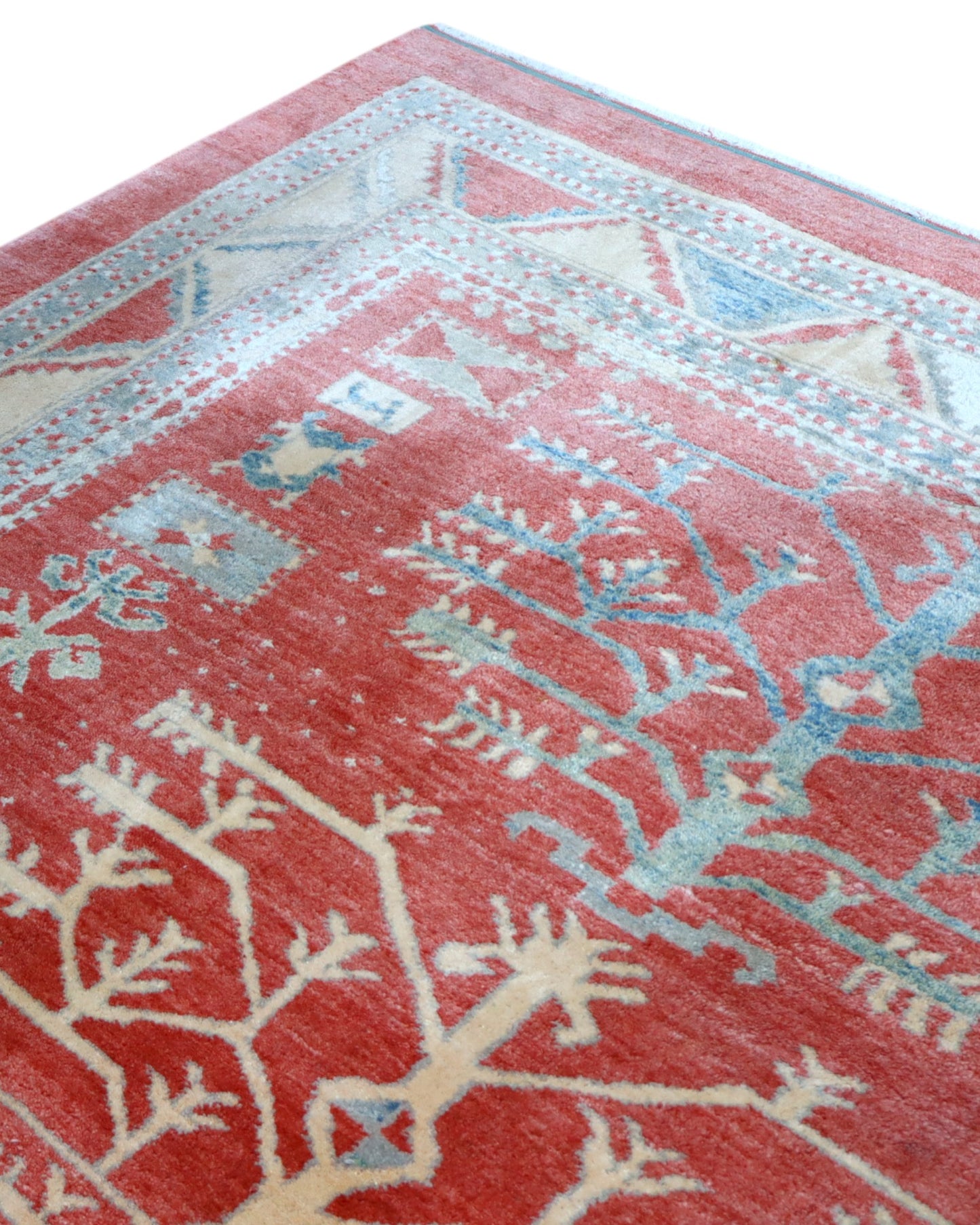 Tappeto Ziegler 248x230 cm con fondo rosso, Albero della Vita e bordure geometriche azzurre e avorio, tramato ed annodato a mano, provenienza Afghanistan.