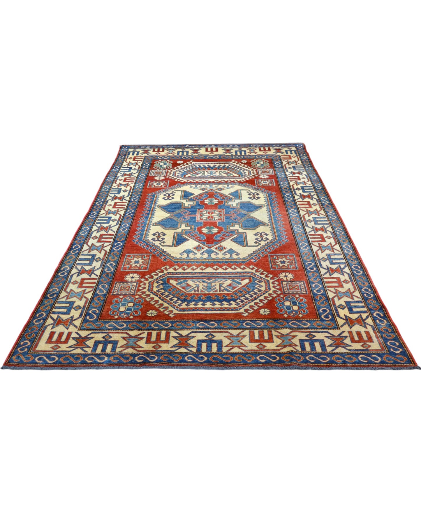 Tappeto Kazak 246x210 cm con fondo avorio e rosso, medaglione geometrico blu e motivi stilizzati, tramato ed annodato a mano, provenienza Caucaso.