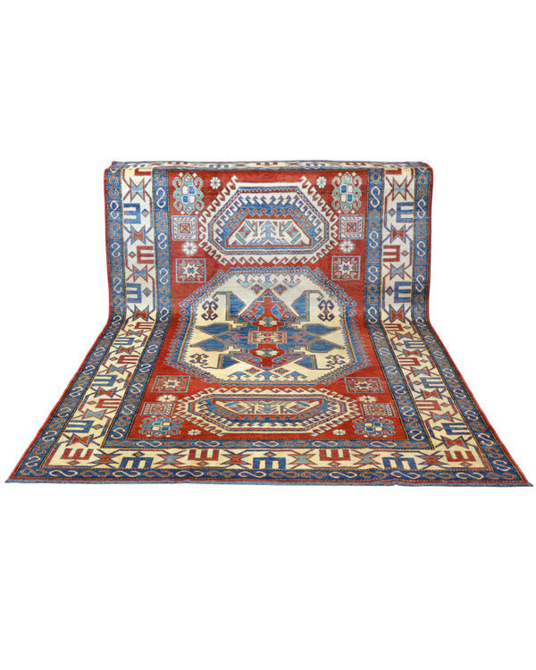 Tappeto Kazak 246x210 cm con fondo avorio e rosso, medaglione geometrico blu e motivi stilizzati, tramato ed annodato a mano, provenienza Caucaso.