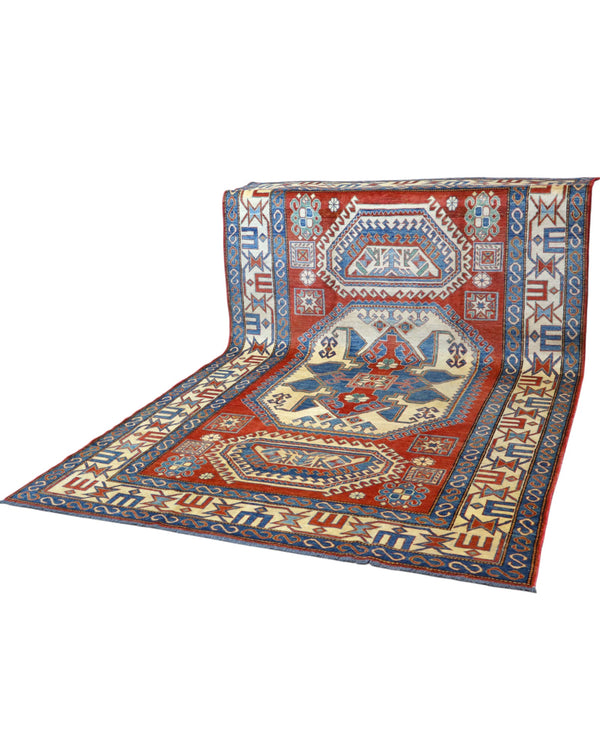 Tappeto Kazak 246x210 cm con fondo avorio e rosso, medaglione geometrico blu e motivi stilizzati, tramato ed annodato a mano, provenienza Caucaso.