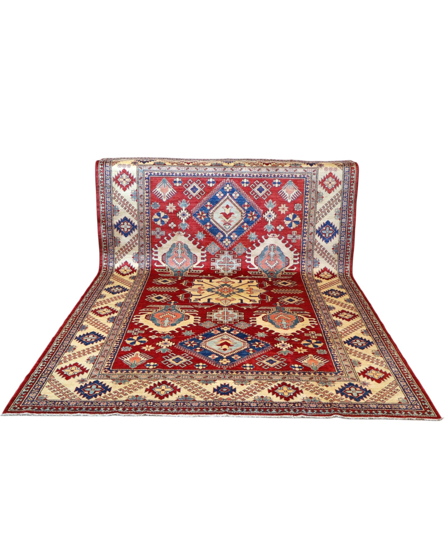 Tappeto Kazak 330x224 cm con fondo rosso, medaglione centrale avorio e motivi geometrici blu e azzurri, tramato ed annodato a mano, provenienza Caucaso.