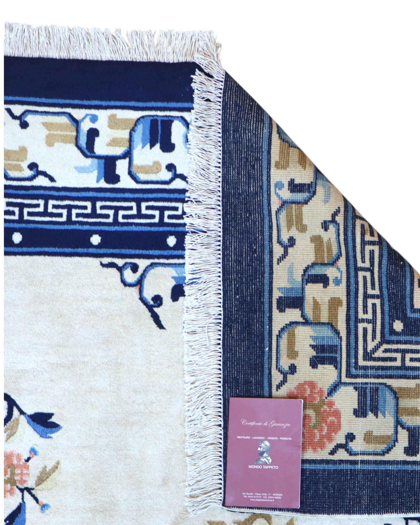 Tappeto Pechino 275x189 cm con fondo avorio, motivi floreali blu e arancio e cornice geometrica, tramato ed annodato a mano, provenienza Cina.