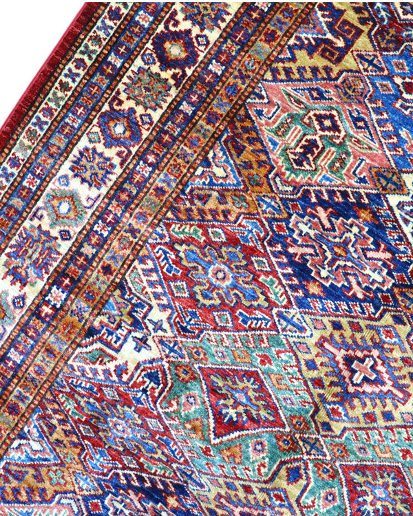 Tappeto Kazak 176x131 cm con motivi geometrici caucasici, colori blu, avorio e rosso, tramato ed annodato a mano.