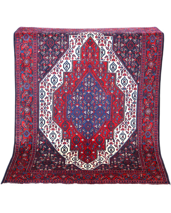 Tappeto Senneh 174x122 cm, annodato a mano, con grande medaglione geometrico centrale e motivi floreali su campo rosso e blu.